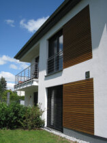 Fassade mit integrierten Profilholzfläche